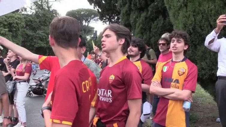 Conference League, Cori e fumogeni alle Terme di Caracalla in attesa del pullman della Roma
