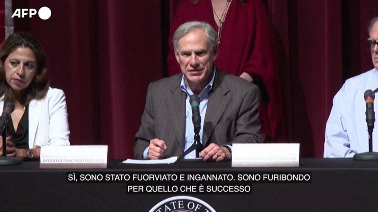 Sparatoria a scuola in Texas, il governatore Abbott: "Io fuorviato, sono furioso"