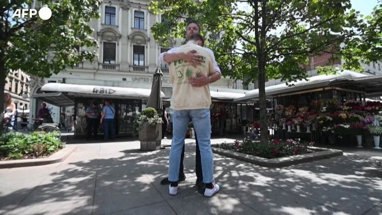 Due persone si abbracciano per 24 ore durante lo "Zagreb Queer Festival"