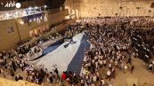 Gerusalemme, migliaia di persone srotolano un' enorme bandiera israeliana