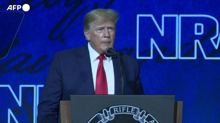 Trump difende le armi: "Ora diamole agli insegnanti"