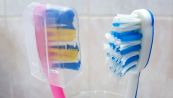 Usi il copri spazzolino da denti? Non farlo! Ecco il motivo