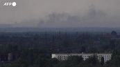 Colonne di fumo sopra la linea del fronte nella regione del Donbass