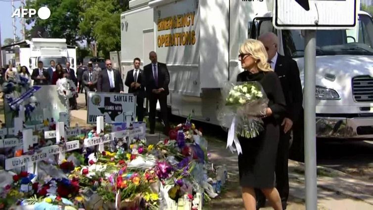 Biden commemora le vittime della strage nella scuola di Uvalde