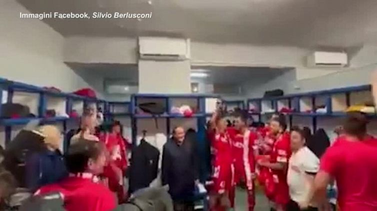 Monza in Serie A, festa con Berlusconi negli spogliatoi: "C'è solo un presidente"
