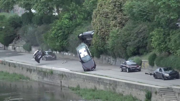 Le gazzelle dei carabinieri saltano in aria: cosa è successo