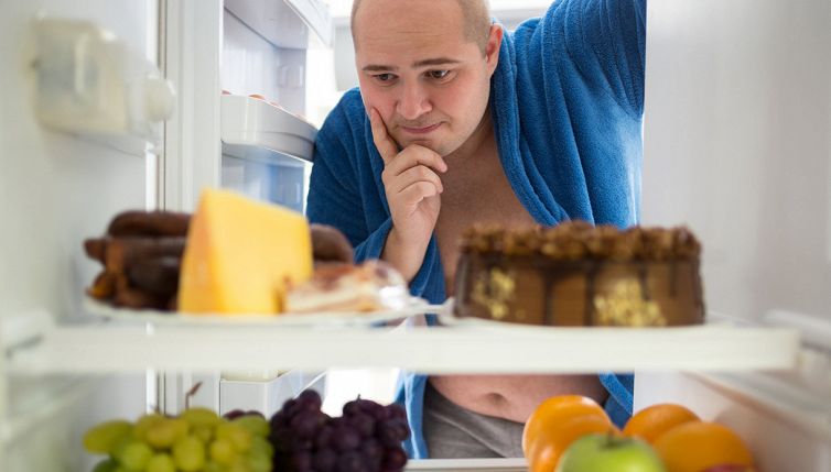 Mangiare prima di coricarsi fa ingrassare? Non ci credere