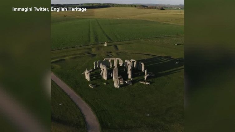 Giubileo di platino, proiettati otto ritratti della regina Elisabetta su Stonehenge