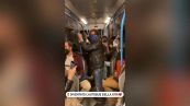 Samuele Bersani sull'autobus e parte il coro dei fan: il video è virale
