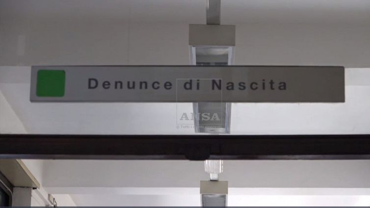 Quale cognome darete ai figli? Una mattina all'anagrafe di Roma