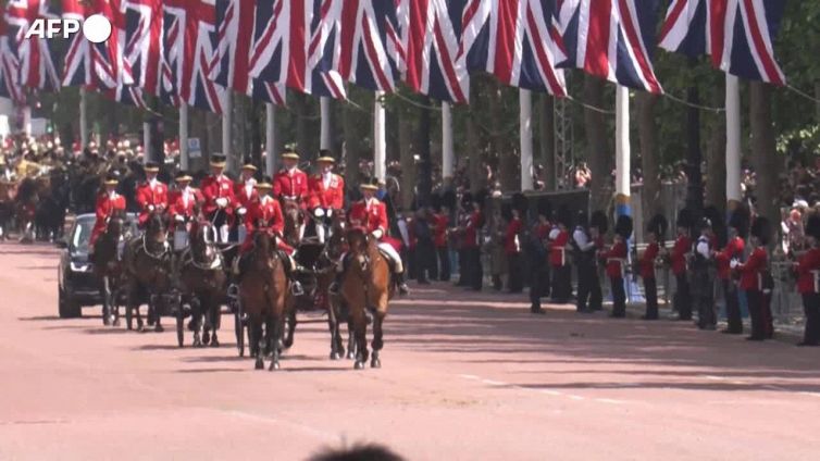 Giubileo di Platino, ovazione per la Regina al balcone