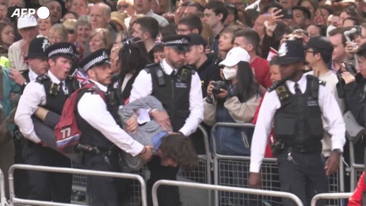 Giubileo di Platino, dimostranti bloccati dalla polizia