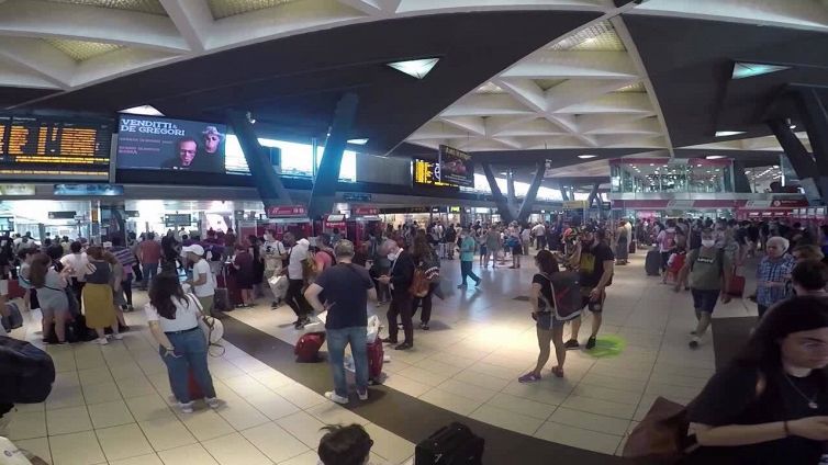 Incidente treno Alta velocita' a Roma, affollatissima la stazione centrale di Napoli