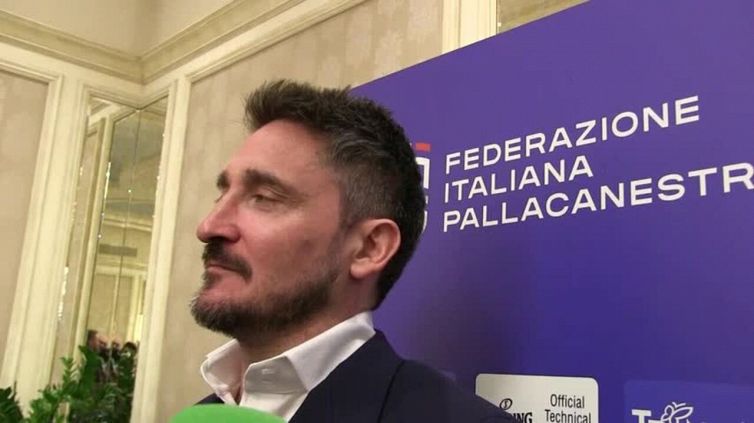Basket, il siparietto di Pozzecco: "Strappare camicia di Armani è delitto"