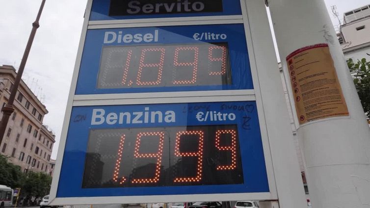 La benzina torna a salire, senza il taglio di 30 centesimi sarebbe record