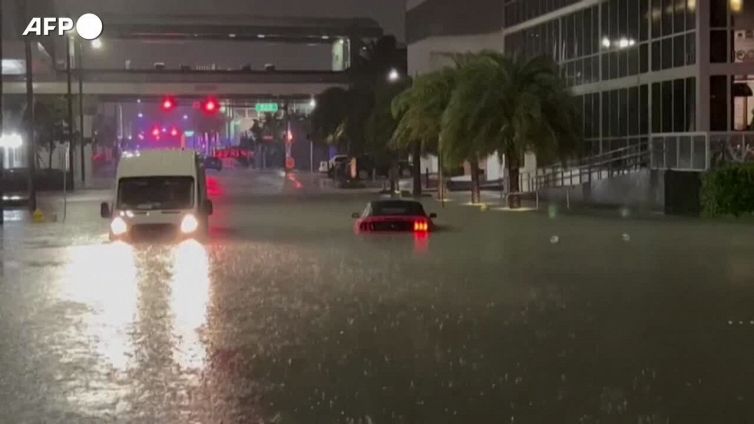 Tempesta tropicale a Miami: auto bloccate in mezzo all'acqua