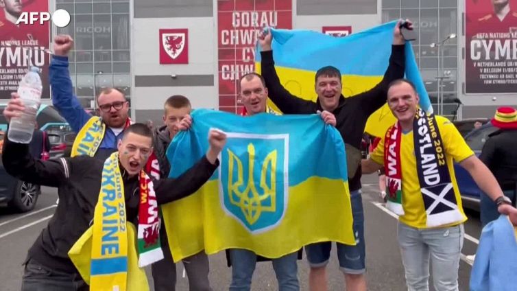 Qatar 2022, l'entusiasmo dei tifosi dell'Ucraina prima del playoff contro il Galles