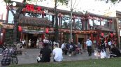 Graduale allentamento delle restrizioni a Pechino: in molti subito al ristorante