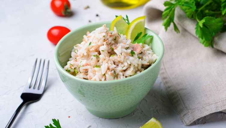 Ha più calorie l’insalata di riso o hamburger con patatine?