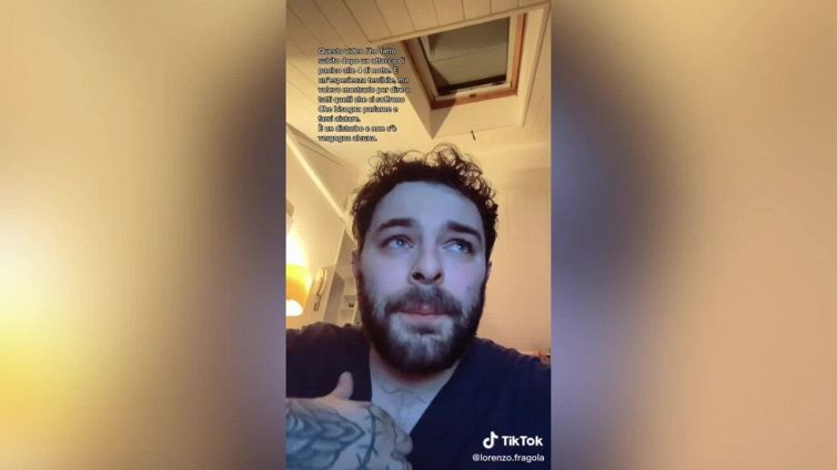 Lorenzo Fragola si mostra su TikTok, senza respiro dopo un attacco di panico