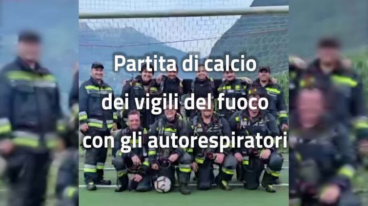 Partita di calcio dei vigili del fuoco con gli autorespiratori