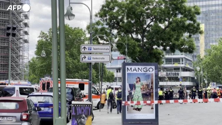 Auto sulla folla nel cuore di Berlino, almeno una vittima e diversi feriti
