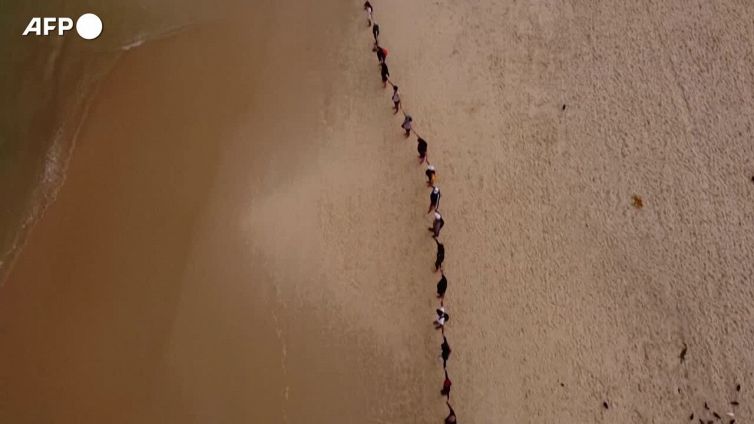 Copacabana, catena umana per sensibilizzare sulla conservazione degli oceani