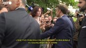 Francia: ministri accusati di stupro, giovane donna incalza Macron