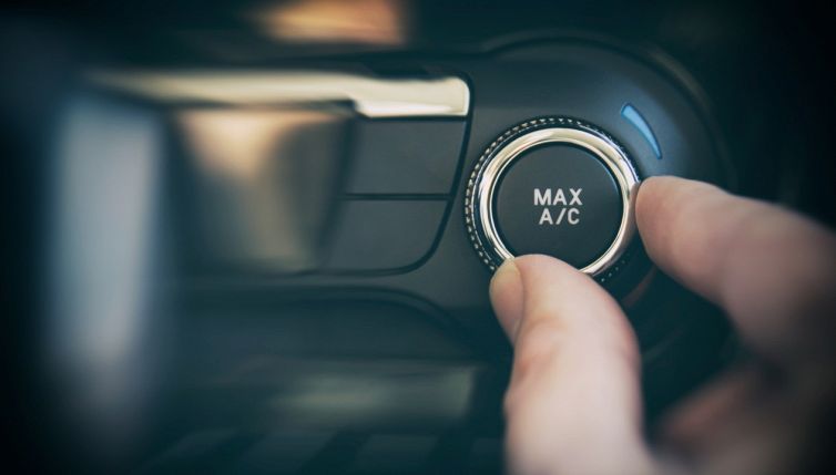 Sei fermo in auto con l’aria condizionata? Rischi la multa