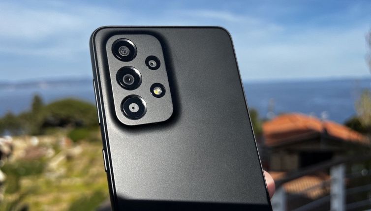 Recensione Galaxy A33, best seller con qualche limite