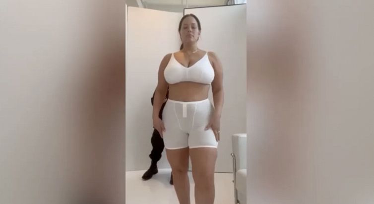 Ashley Graham, mostra il suo corpo sui social con un grande messaggio per tutte