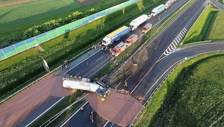 Strade di cioccolato e torte in faccia: i 5 incidenti "golosi" più strani