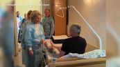Ucraina, Ursula von der Leyen fa visita ai soldati feriti in un ospedale di Kiev