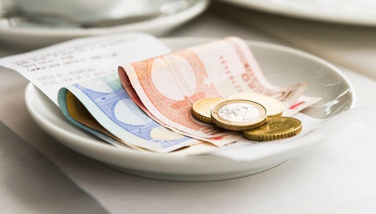 Perché paghiamo il coperto al ristorante?