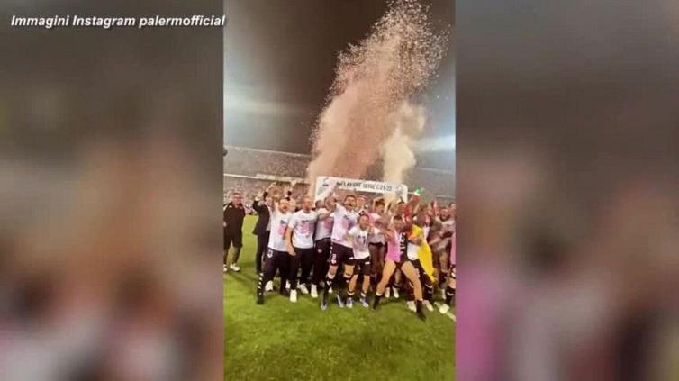 Palermo in Serie B, abbracci in campo e festa negli spogliatoi