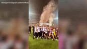 Palermo in Serie B, abbracci in campo e festa negli spogliatoi