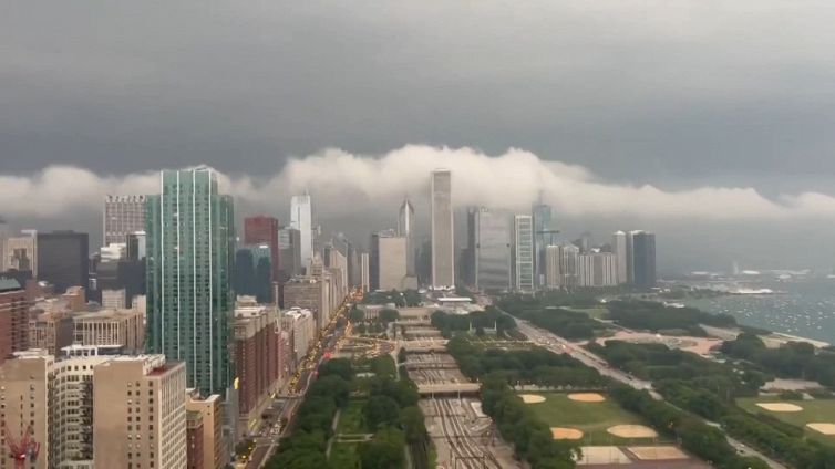 La tempesta incombe sulla città: le immagini apocalittiche