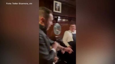 Federer incontra un fan a Parigi: "Mi sono tatuato la tua faccia"