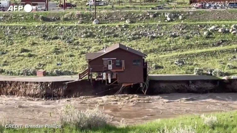 Piogge record a Yellowstone, casa cade nel fiume e viene trascinata via