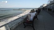 Ucraina, spiagge chiuse: a Odessa si fa il bagno tuffandosi dal molo