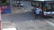 Autobus senza autista, il poliziotto evita il disastro