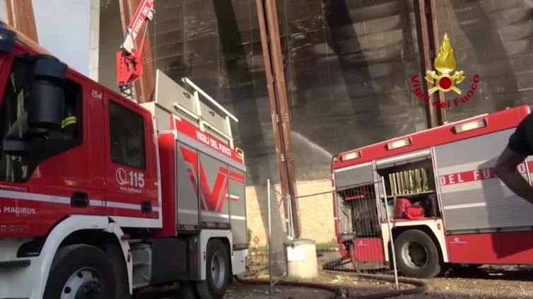 Malagrotta, domate le fiamme ma continuano le colonne di fumo