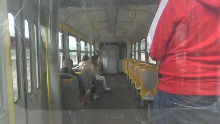 Stop alle mascherine in aereo ma restano sui trasporti