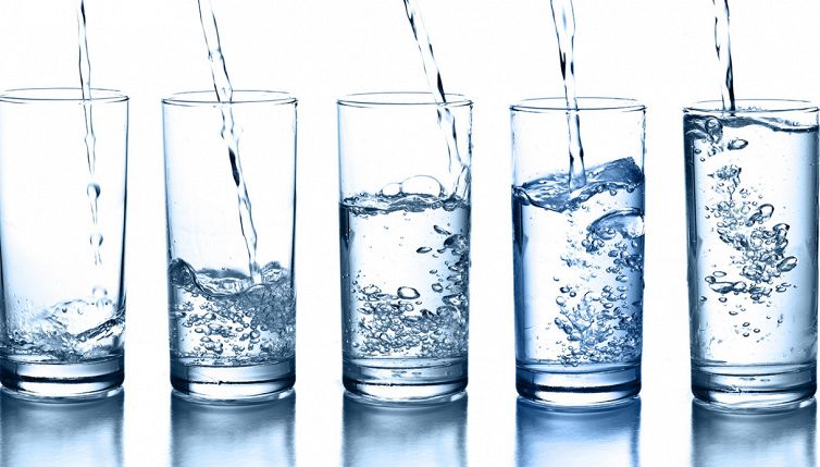 Perdi peso in acqua se bevi sempre a questo orario