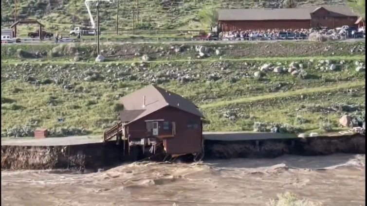 La casa viene trascinata nel fiume dalla forza della natura