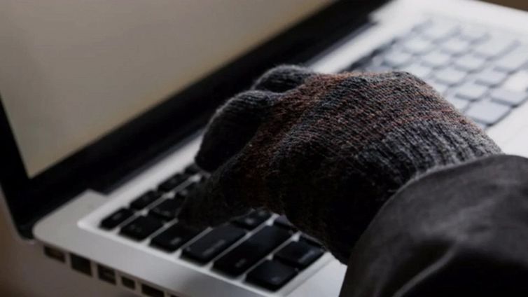 Truffe online, attenzione all’app svuota conto: come difendersi