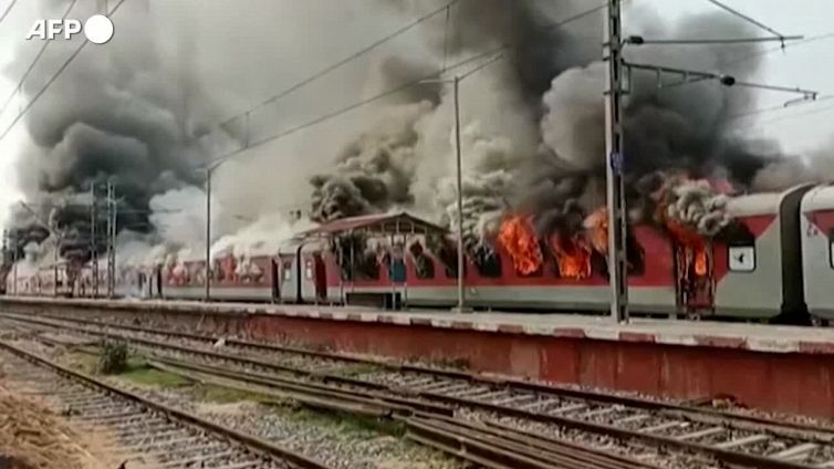India, protesta per il nuovo piano di reclutamento dell'esercito: treni in fiamme