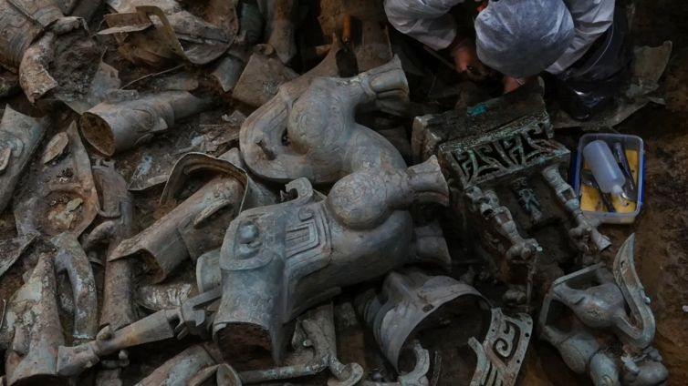 Cina, straordinario ritrovamento di migliaia di reperti risalenti a 3000 anni fa