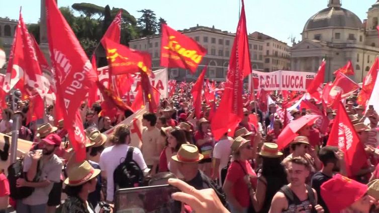 Cgil, Piazza del Popolo si colora di rosso: "Lavoro e pace"