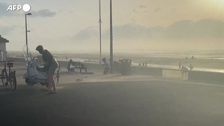 Francia, forte raffica di vento sulla costa della Normandia: bagnanti costretti alla fuga